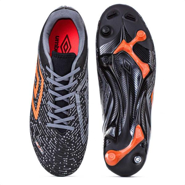 Chuteira Umbro Campo Gravity Preto Grafite e Laranja - Masculino Imagem de Chuteira Umbro Campo Gravity Preto Grafite e Laranja - Masculino