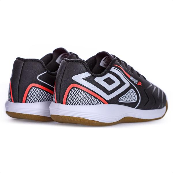 Imagem de Chuteira Umbro Futsal Pro 5 JR Preto Branco e Coral - Infantil