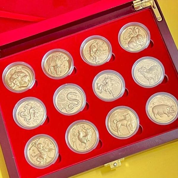 Coleção Moedas Zodíaco Chinês Douradas Conjunto de 12 em Caixa