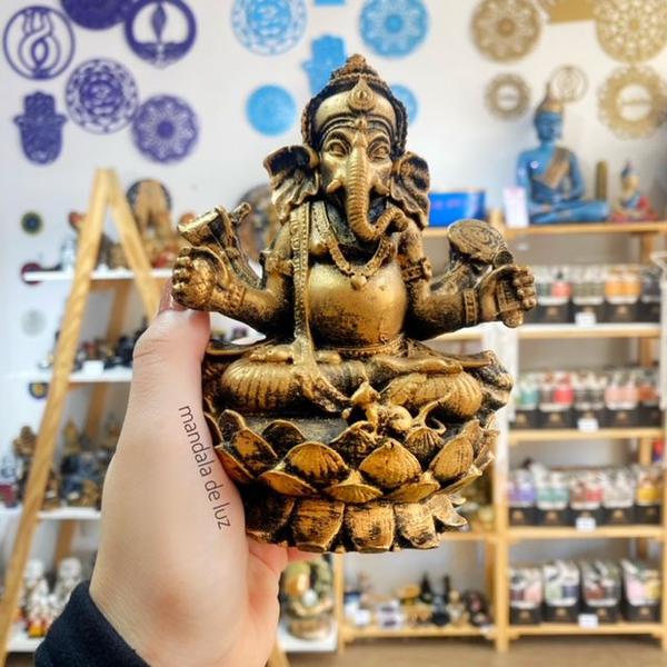 Combo Estátuas de Ganesha e Buda + Kit 7 Pedras dos Chakras + 2 Castiçais - Mandala de Luz Imagem de Combo Estátuas de Ganesha e Buda + Kit 7 Pedras dos Chakras + 2 Castiçais
