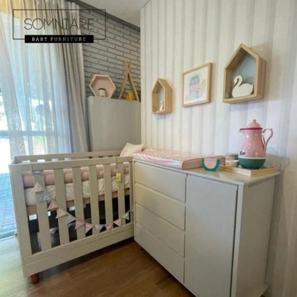 Imagem de Cômoda Infantil Luna 4 Gavetas e 1 Porta Pés em Madeira Maciça