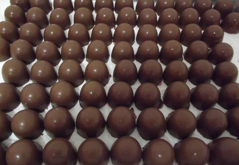 Cone de Bombom Coelhinho Rosa 200gr Aniversário Lembrancinha - Pride Imagem de Cone de Bombom Coelhinho Rosa 200gr Aniversário Lembrancinha