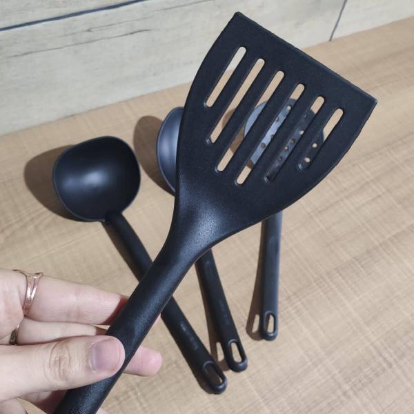 Imagem de Conjunto 4 Utensílios de Cozinha Plástico Preto Colher Concha Escumadeira Espátula