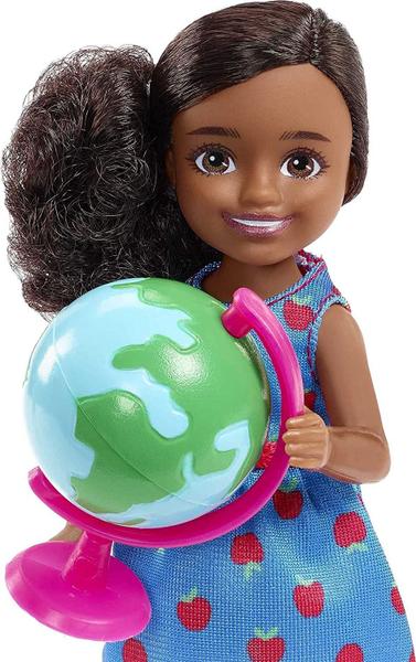 Imagem de Conjunto Barbie Chelsea Professora 6 - Quadro, Globo e Brinquedos - Presente p/ Crianças 3+