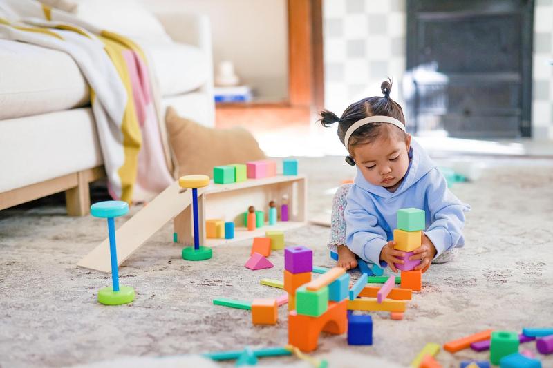 Conjunto de blocos Lovevery Solid Wood, 70 peças, 18 cores, 18 meses ou mais Imagem de Conjunto de blocos Lovevery Solid Wood, 70 peças, 18 cores, 18 meses ou mais