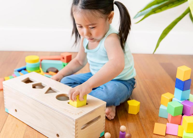 Conjunto de blocos Lovevery Solid Wood, 70 peças, 18 cores, 18 meses ou mais Imagem de Conjunto de blocos Lovevery Solid Wood, 70 peças, 18 cores, 18 meses ou mais