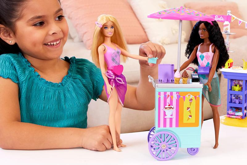 Imagem de Conjunto de brinquedos Barbie Beach Boardwalk com 2 bonecas e mais de 20 acessórios