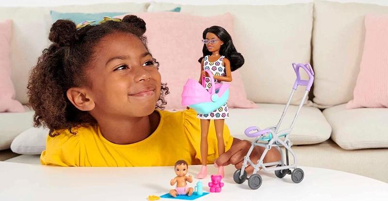 Imagem de Conjunto de brinquedos Barbie Skipper Babysitters Inc. com boneca babá (cabelo castanho encaracolado), carrinho, boneca e 5 acessórios, brinquedo para crianças de 3 anos ou mais