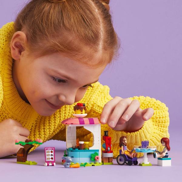 Imagem de Conjunto de brinquedos de construção LEGO Friends Pancake Shop 41753 com 2 mini-bonecas