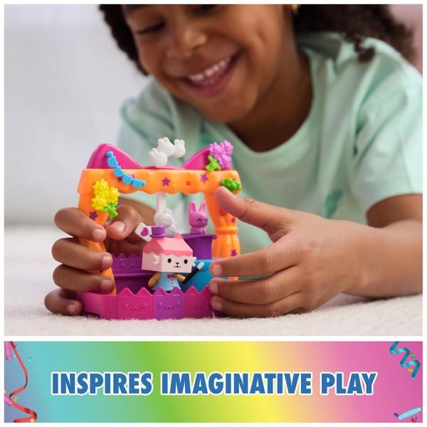 Conjunto de brinquedos Gabby's Dollhouse Baby Box Talent Show Balcony, 8 unidades Imagem de Conjunto de brinquedos Gabby's Dollhouse Baby Box Talent Show Balcony, 8 unidades
