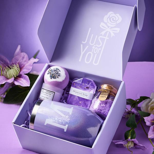 Conjunto de cestas de presentes de spa MADDIFY Initial Lavender com copo Imagem de Conjunto de cestas de presentes de spa MADDIFY Initial Lavender com copo