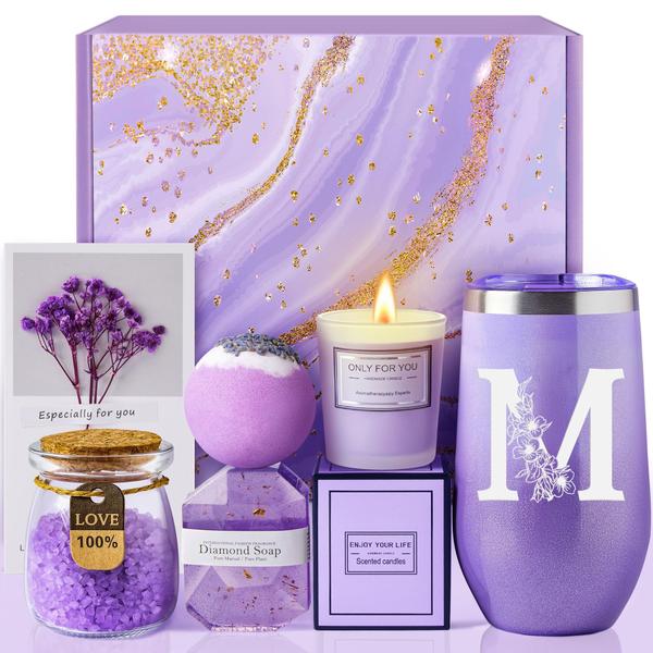 Conjunto de cestas de presentes de spa MADDIFY Initial Lavender com copo Imagem de Conjunto de cestas de presentes de spa MADDIFY Initial Lavender com copo