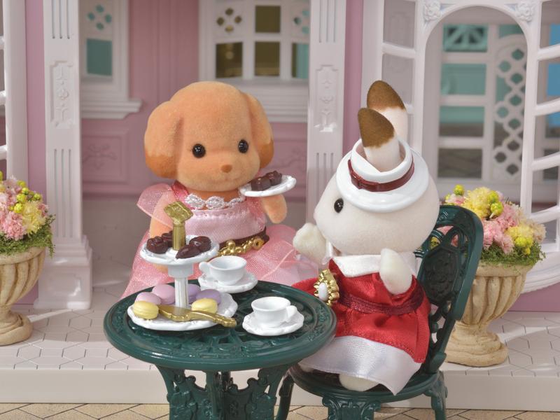 Imagem de Conjunto de chá e guloseimas Calico Critters Town Series com móveis