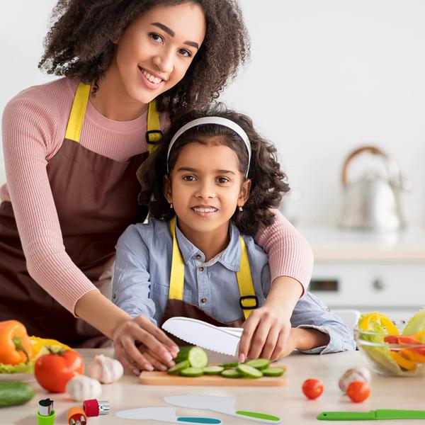 Imagem de Conjunto de cozinha RISICULIS Toddler Knife com tábua de cortar e avental