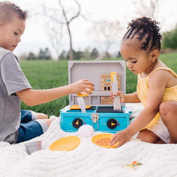 Conjunto de jogos Camp Stove Melissa & Doug Let's Explore 24 peças Imagem de Conjunto de jogos Camp Stove Melissa & Doug Let's Explore 24 peças