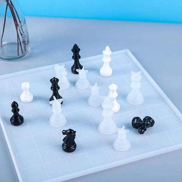 Imagem de Conjunto de moldes Chess ResinWorld com tabuleiro de xadrez de 12 polegadas e 16 peças