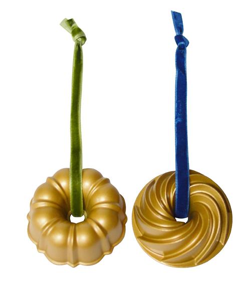 Imagem de Conjunto de ornamentos Nordic Ware Bundt em alumínio fundido a ouro, 2 peças