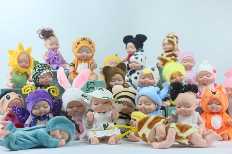 Imagem de Conjunto de presentes Mini Baby Dolls KOILLIEUS de 4 polegadas com 6 roupas para 3 crianças ou mais