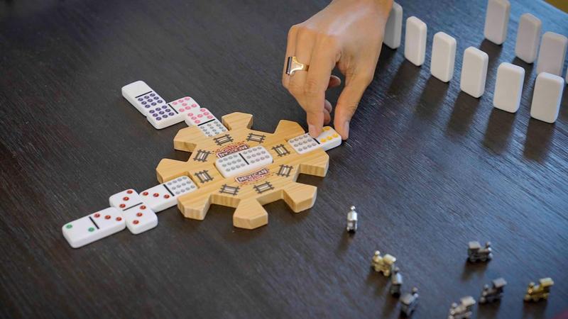 Conjunto Mexican Train Domino Set Front Porch Classics Wood Box Imagem de Conjunto Mexican Train Domino Set Front Porch Classics Wood Box