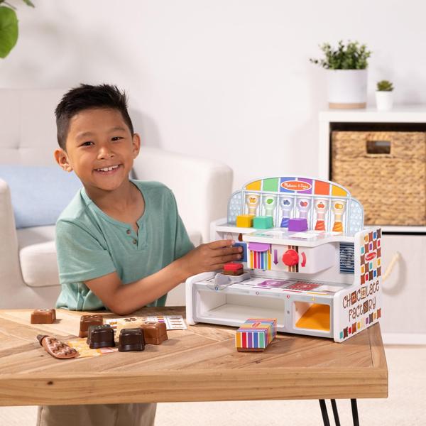 Imagem de Conjunto Pretend Play Factory Melissa & Doug Wooden Chocolate Factory