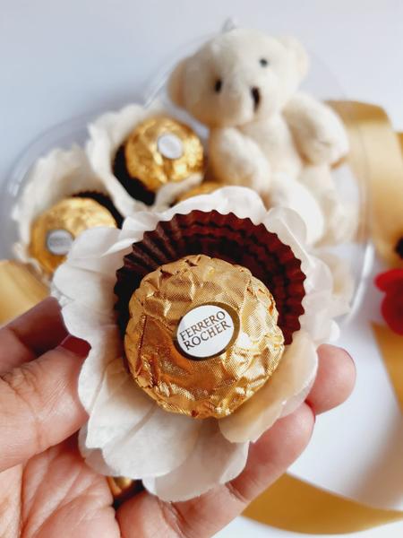 Imagem de Coração de chocolates e flores dia das mães