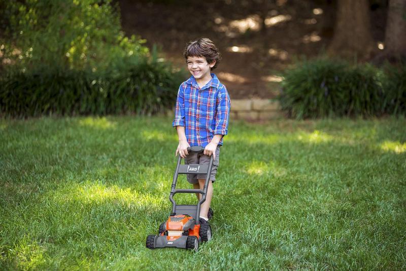 Imagem de Cortador de grama de brinquedo Husqvarna HU800AWD para crianças de 2 a 5 anos com som