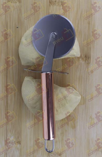 Imagem de Cortador De Pizza Em Aço Inox Lasanha Pastel Massas Lâmina Circular Reforçado Cobre Rose Gold MimoStyle 21cm