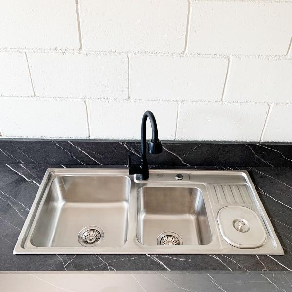 Cuba Dupla Pro Inox E Torneira Sweet Preta c/ Lixeira - DECORPLACE Imagem de Cuba Dupla Pro Inox E Torneira Sweet Preta c/ Lixeira