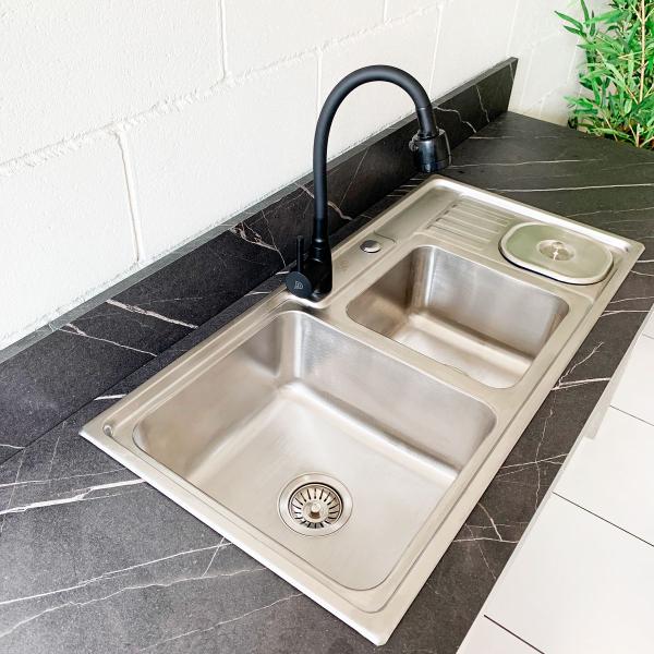 Cuba Dupla Pro Inox E Torneira Sweet Preta c/ Lixeira - DECORPLACE Imagem de Cuba Dupla Pro Inox E Torneira Sweet Preta c/ Lixeira