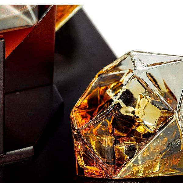 Imagem de Decanter Whisky Modelo Diamante Pirâmide Com Base Madeira e Dois Copos