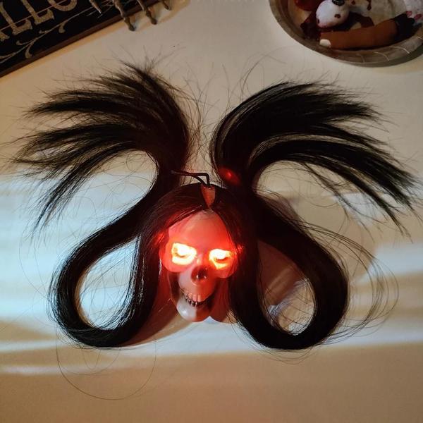 Imagem de Decoração de Halloween: Crânio Fantasma com Olhos Brilhantes e Cabelo Longo