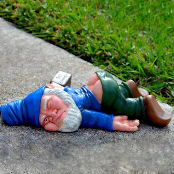 Imagem de Decoração de jardim Drunk Gnome Statue Cafele Funny Lying Down 15 cm