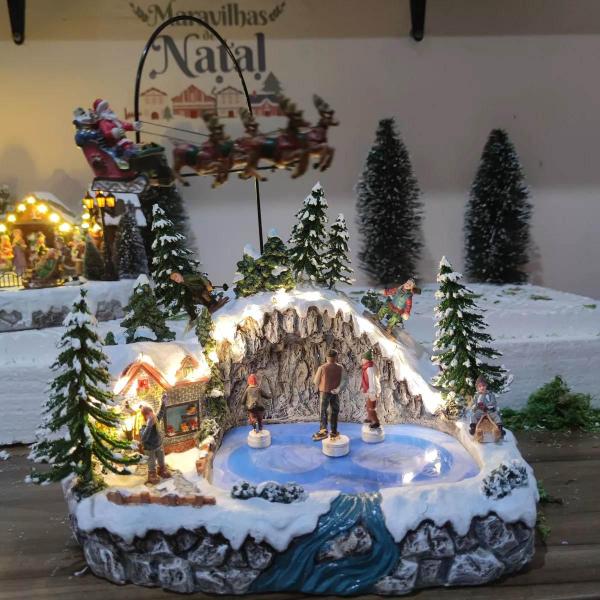 Imagem de Decoração de Natal Luxo Cenário Vilarejo Casinhas Montanha Iluminada com Luz Som Movimento Papai Noel e Renas que Voam