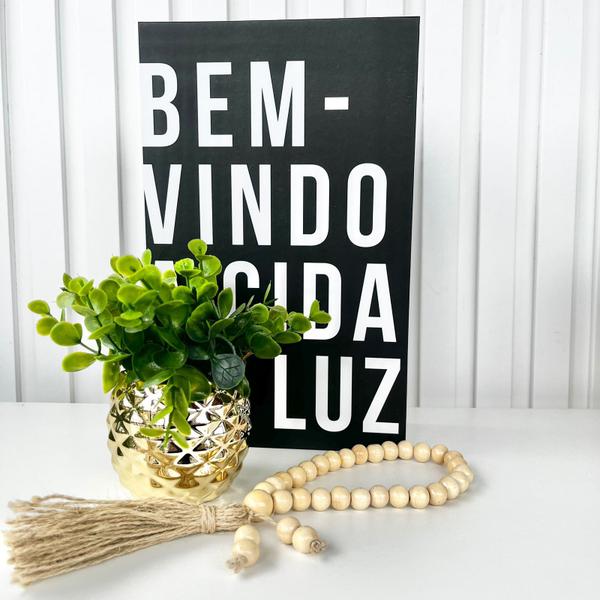 Imagem de Decoração livro fake, vaso cachepô dourado e enfeite colar