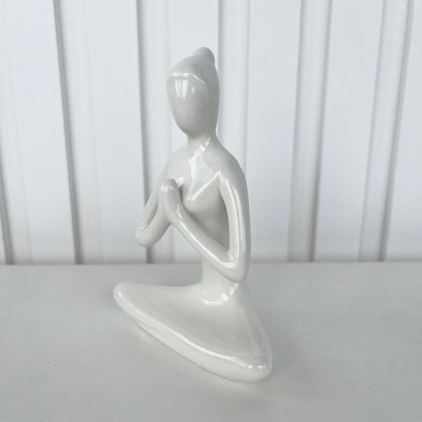 Imagem de Decoração sala enfeite escultura mulher meditando branca.