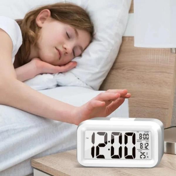 Imagem de Despertador Digital LED com Luz de Fundo, Snooze, Data, Hora e Calendário - Relógio de Mesa Multifuncional