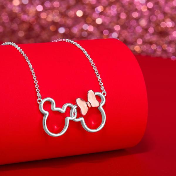 Imagem de Disney Mickey e Minnie Mouse Joias para Mulheres, Prata Banhada Interligando Mickey e Minnie Mouse Pendant Colar