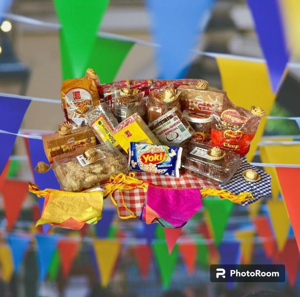 Imagem de Doces para festa junina + Bandeirinha - Kit P/ 15 pessoas