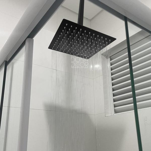 Imagem de Ducha Chuveiro Preto Fosco 30x30 Slim Inox quadrado Braço de Teto vertical banheiro