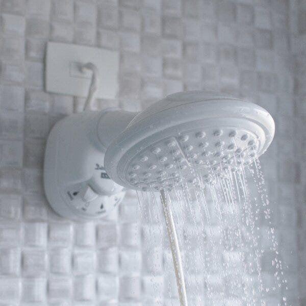 Ducha Elétrica Divina Alcance 7500W Astra 220V Imagem de Ducha Elétrica Divina Alcance 7500W Astra 220V