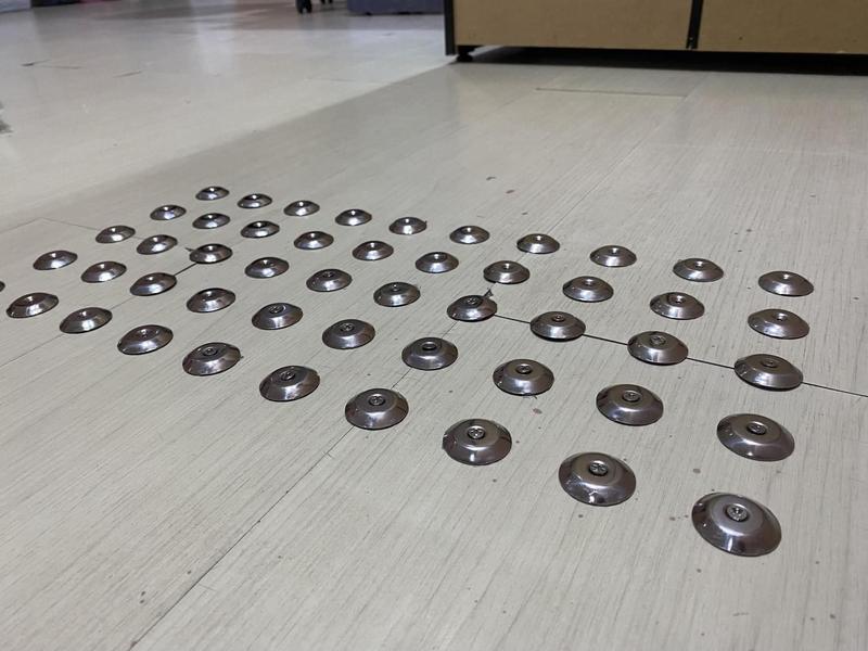 Elemento tátil inox alerta parafusado liso - LAGGE ACESSIBILIDADE Imagem de Elemento tátil inox alerta parafusado liso