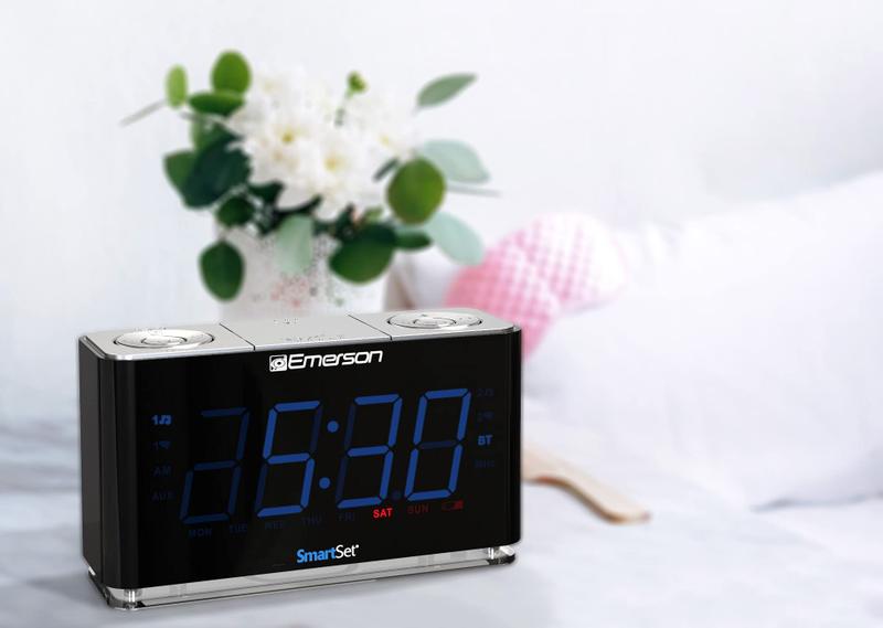 Imagem de Emerson Smartset Radio Alarm Clock, 1.4" Blue LED Digital Display, Porta de Carregamento USB, Controles de Dimmer de brilho, conectividade Bluetooth, definir alarme para rádio, música ou buzzer, relógio de cabeceira, preto