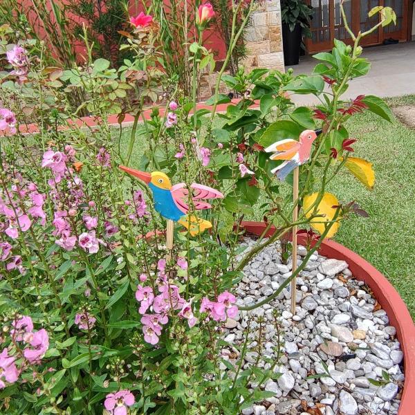 Imagem de Enfeite Decoração Jardim Vaso Passarinhos Pássaros com Vareta Espeto Em Madeira Decorativo Casa de Flores Feito a Mão