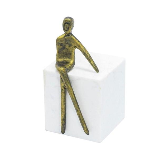 Imagem de Enfeite Escultura Metal Dourado Sentado Cubo Branco