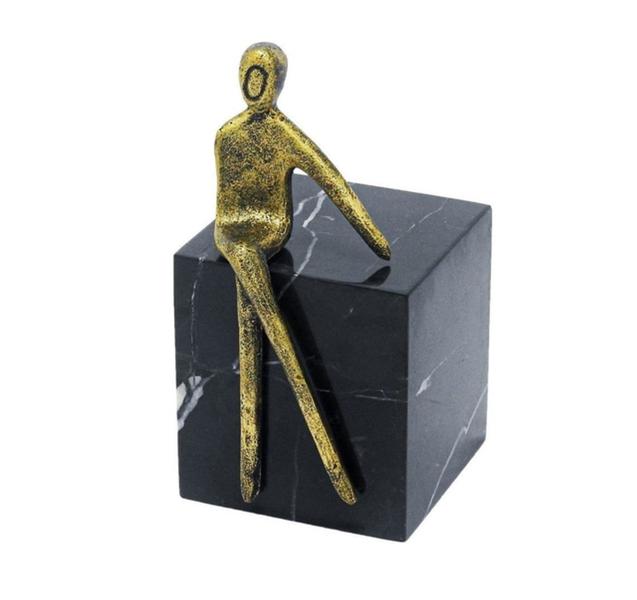 Imagem de Enfeite Escultura Metal Dourado Sentado Cubo Preto