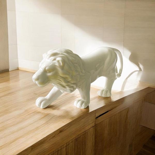 Imagem de Enfeite Mesa Leão Porcelana Decorativo  Preto ou Branco  Fosco Brilhoso Luxo 22X9.5X8.5cm