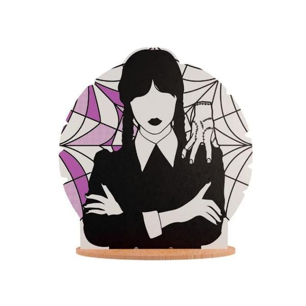 Enfeite Mesa Wandinha Addams Wednesday Mdf Decoração - Grintoy Imagem de Enfeite Mesa Wandinha Addams Wednesday Mdf Decoração