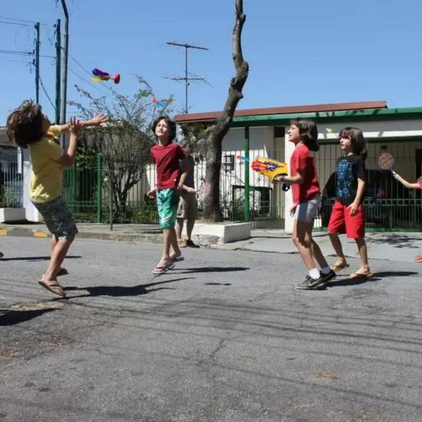 Escopeta Lança Dardos Arminha Gira Tambor Brinquedo 8 Dardos - Pais e filhos Imagem de Escopeta Lança Dardos Arminha Gira Tambor Brinquedo 8 Dardos - Pais e filhos