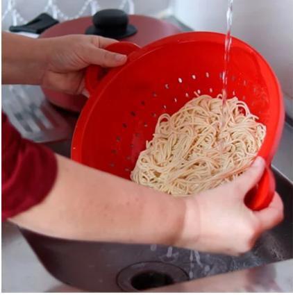 Imagem de Escorredor De Massa Com Alça Plástico Macarrão Legumes Frutas Multiuso Doméstico Cozinha Grande Vermelho Casa Peneira La