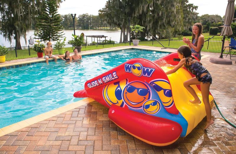 Imagem de Escorregador de piscina inflável WOW Sports Slide n Smile com pulverizador